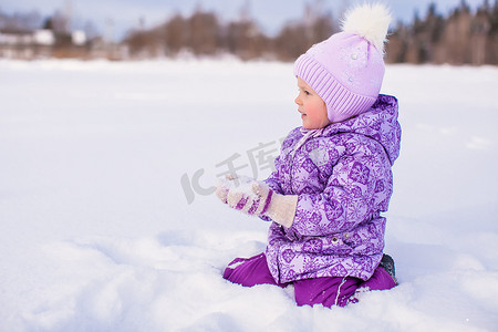 哈哈大笑卡通人物摄影照片_快乐的小女孩在冬天阳光明媚的日子里玩雪