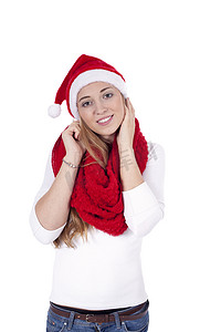 戴着红围巾和圣诞帽的年轻漂亮女人