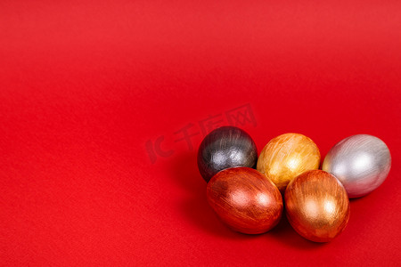 粉色彩蛋摄影照片_统一红色背景上的多色鸡蛋，带有文本位置。