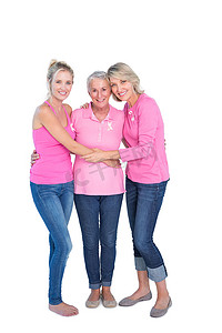 微笑的女性穿着粉红色上衣和丝带治疗乳腺癌