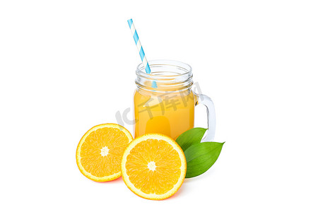 装有新鲜橙汁和小管的玻璃罐，橙子的叶子在白色背景下被隔离。