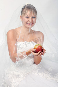 拿着苹果的新娘