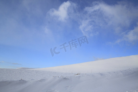 林海雪原摄影照片_雪原和蓝天