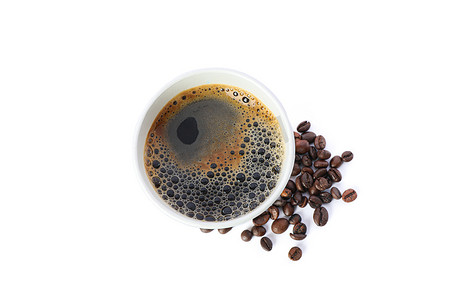 纸杯与咖啡豆隔离在白色背景，顶视图。