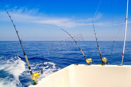 在深蓝色的大海中钓鱼拖钓