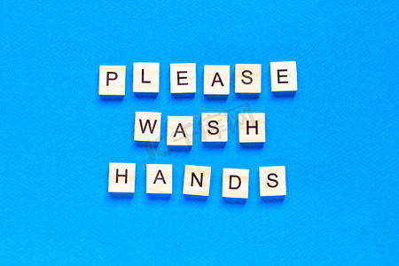 请打扫卫生摄影照片_请洗手，用蓝色背景上的木字书写，警告，请求，顶视图，平面布局，