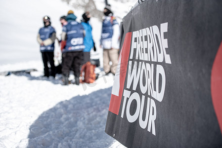 2021 年冬季在安道尔 Ordino Alcalis 举行的 2021 年自由滑雪世界巡回赛第 2 步的标志。