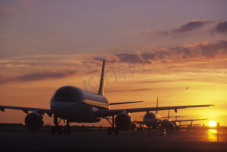 飞机在日落时停在停机坪上