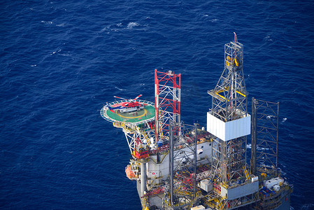 海上燃气船摄影照片_直升机在海上石油钻井平台上搭载乘客。
