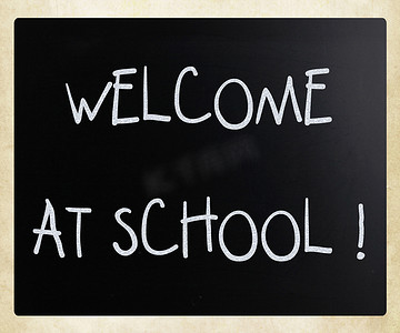 “欢迎来到学校”用白色粉笔在黑板上手写