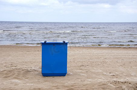 海上垃圾摄影照片_海上度假胜地海滩上的金属垃圾箱