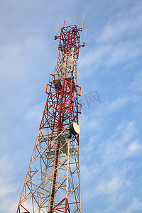 电信无线电天线塔与蓝天