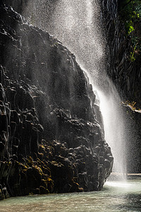 “意大利西西里岛阿尔坎塔拉峡谷的玄武岩岩石和纯净水”