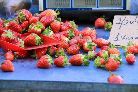 在市场摊位出售的草莓