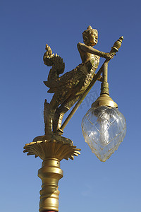 金灯和灯杆背景与蓝天，在 Wat Ban Ngao（寺庙），拉廊，泰国。