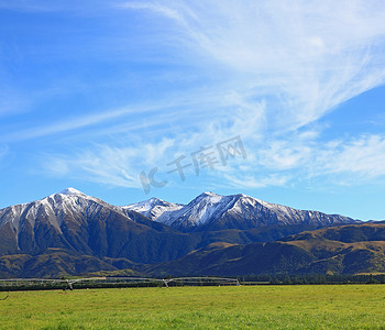 新西兰南部阿尔卑斯山雪山阳光明媚