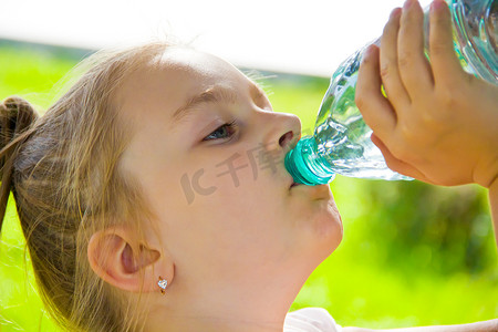 可爱的女孩喝水