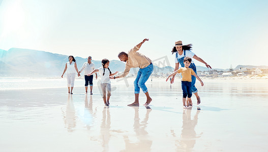 家庭、海滩和父母与孩子们一起玩耍，以建立亲密关系、共度美好时光和一起冒险。