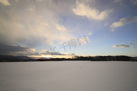 东北雪地摄影照片_雪原和蓝天