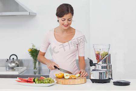 孕妇在厨房切水果