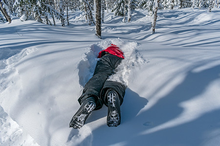 与滑雪者在森林里发生的事故，位于雪堆中