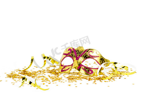 金色面具和派对彩带在白色背景下被隔离