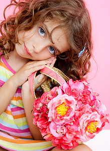 儿童女孩拿着时尚春天粉色花包
