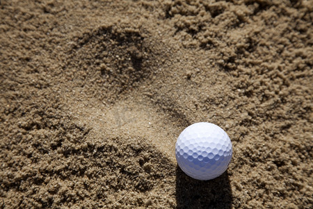 沙坑中的高尔夫球