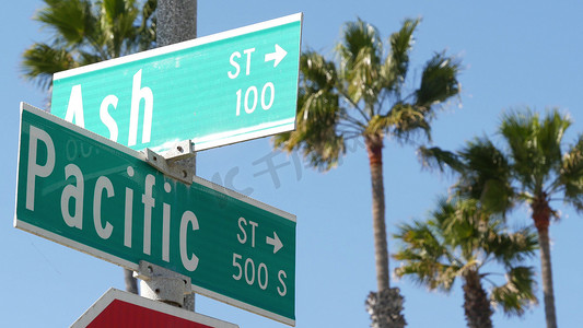 道名摄影照片_在十字路口的太平洋街道路标，路线 101 旅游目的地，加利福尼亚州，美国。