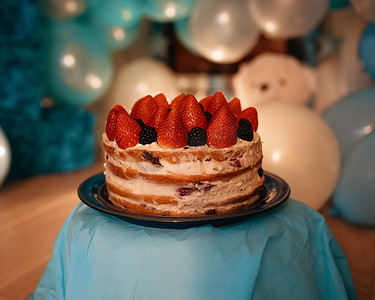 带蜡烛和蓝色气球的生日蛋糕