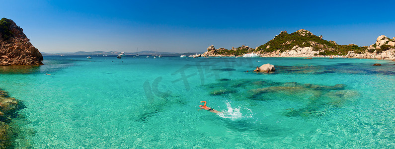 卡通卡丁车摄影照片_撒丁岛 Cala Corsara 湾清澈碧绿的海水