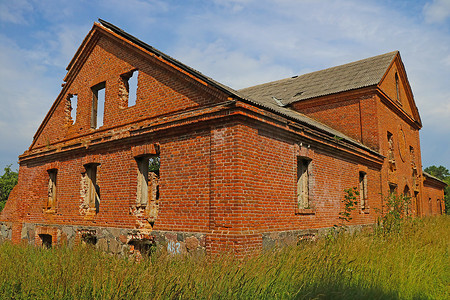 农村破旧的红砖建筑。
