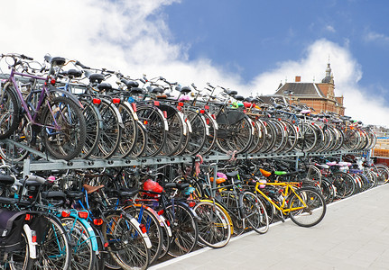 停车场有很多自行车