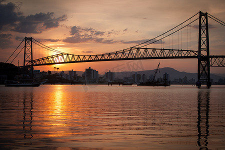 夕阳下的桥