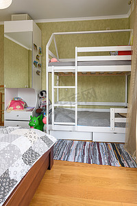 卧室内部的碎片，配有一张大双人床和一张儿童双层床