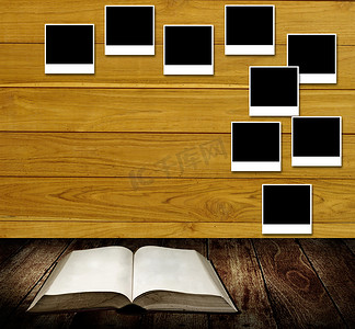 “木墙上贴有相框的阅读书，阅读桌概念”