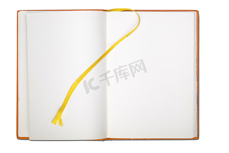 空白页笔记本与书签隔离在白色