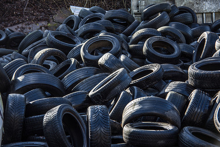 大堆旧轮胎回收