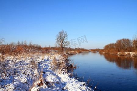河边田野上的冬雪