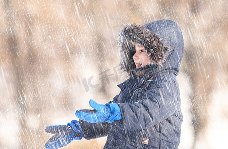 可爱的男孩玩雪