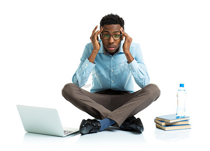 青年大学习摄影照片_压力大的非洲裔美国大学生坐在笔记本电脑前，