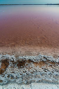 自沉淀盐晶体沉淀到高盐库亚尔尼茨基河口的底部和岸边，这是一场生态灾难
