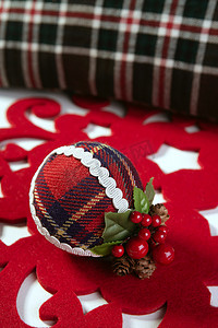 圣诞装饰球摄影照片_圣诞装饰球苏格兰图案