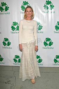 杰西卡·塔克 (Jessica Tuck) 在 TreePeople 的年度联欢晚会筹款活动“丰收之月下的一个晚上”。