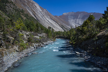 尼泊尔安纳普尔纳环线徒步旅行中的河流，风景照片