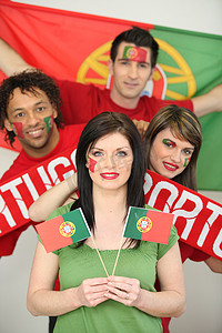 一群支持葡萄牙足球队的朋友
