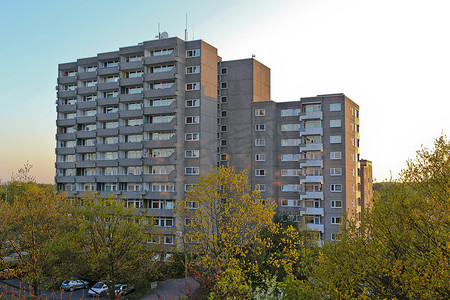德国不来梅港 Leherheide 的公寓楼，大型建筑。