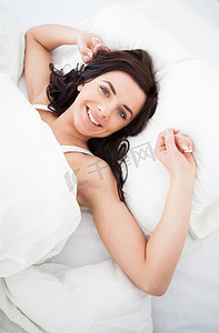 微笑的女人躺着伸展身体