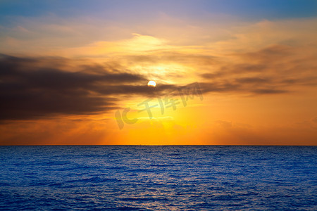 与太阳和云彩的金色日出在海