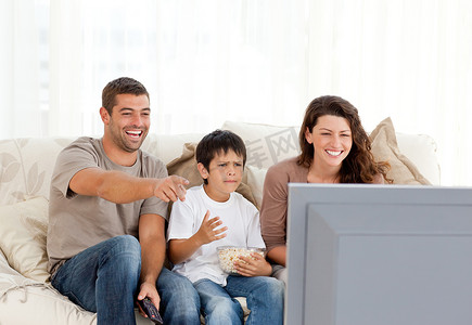 一家人在一起看电视时大笑